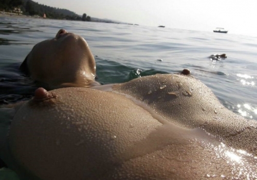 Девушка купается голыми сиськами и фоткает их крупным планои